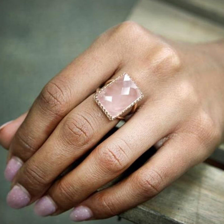 Anillo de cóctel rectangular grande de cuarzo rosa de Olivenorma