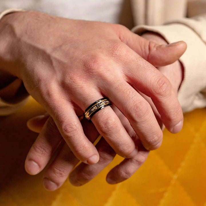 Anillo de tungsteno con meteorito negro y hoja de oro de Olivenorma