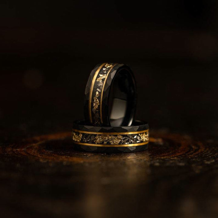 Anillo de tungsteno con meteorito negro y hoja de oro de Olivenorma