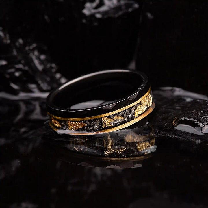 Anillo de tungsteno con meteorito negro y hoja de oro de Olivenorma