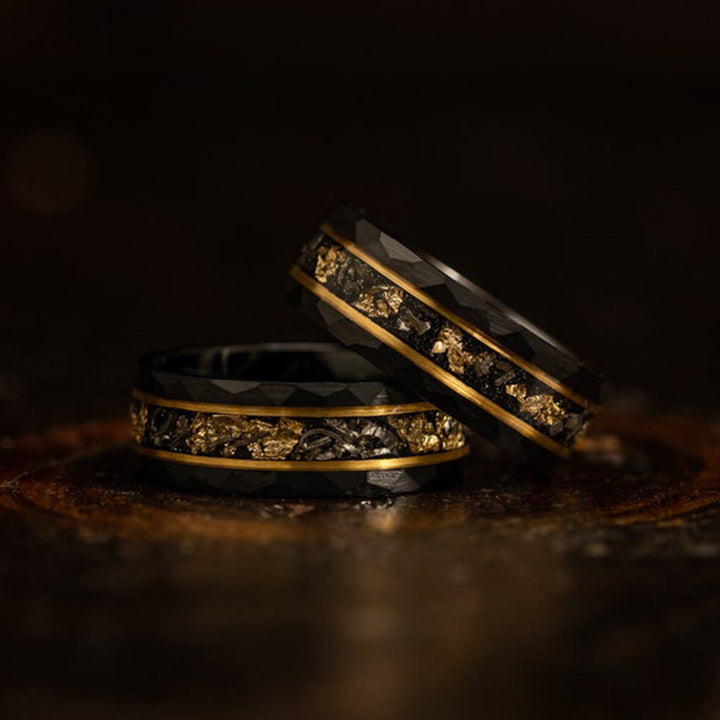 Anillo de tungsteno con meteorito negro y hoja de oro de Olivenorma