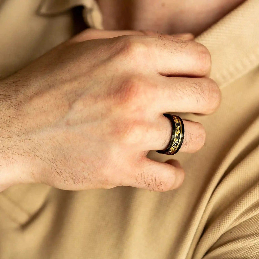 Anillo de tungsteno con meteorito negro y hoja de oro de Olivenorma