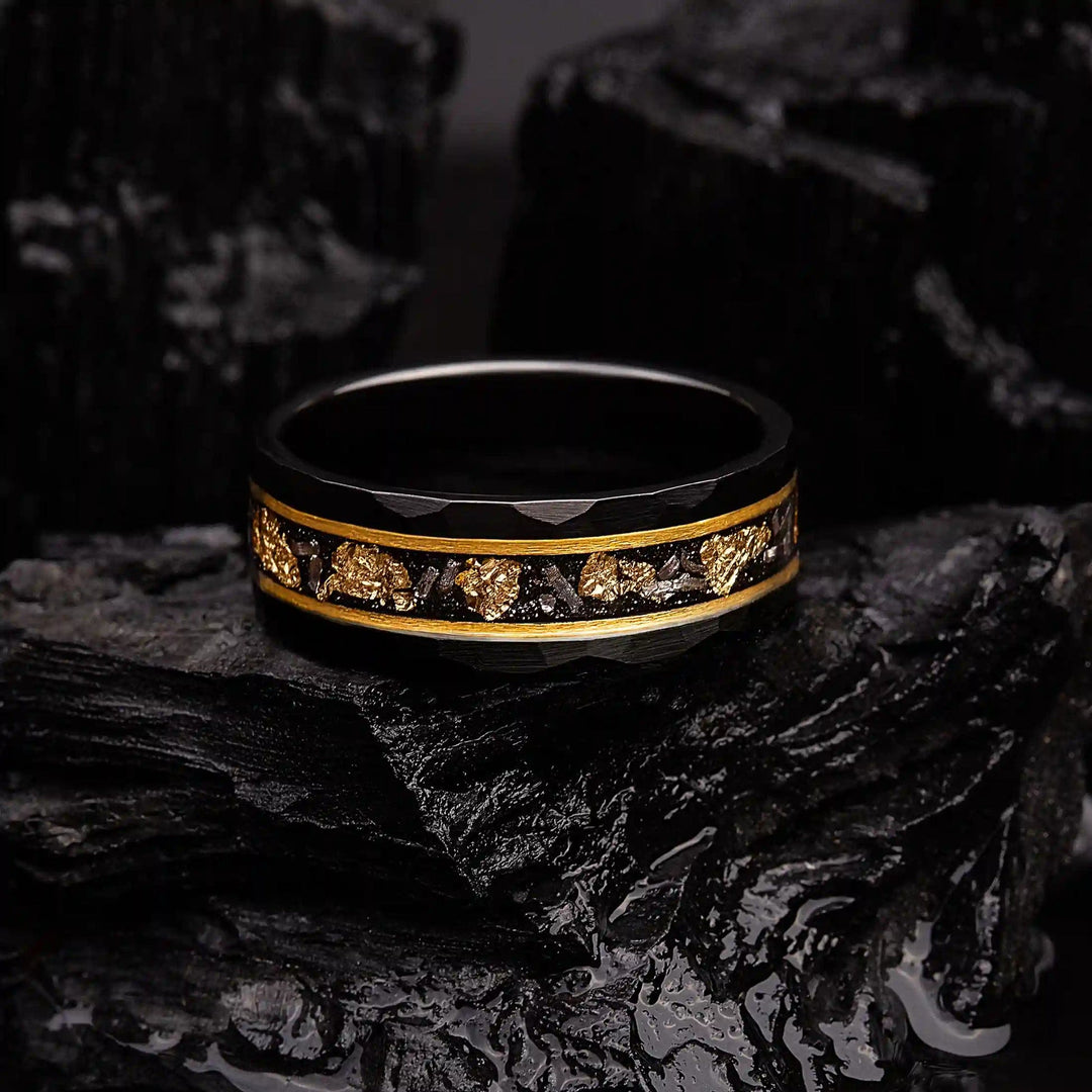 Anillo de tungsteno con meteorito negro y hoja de oro de Olivenorma