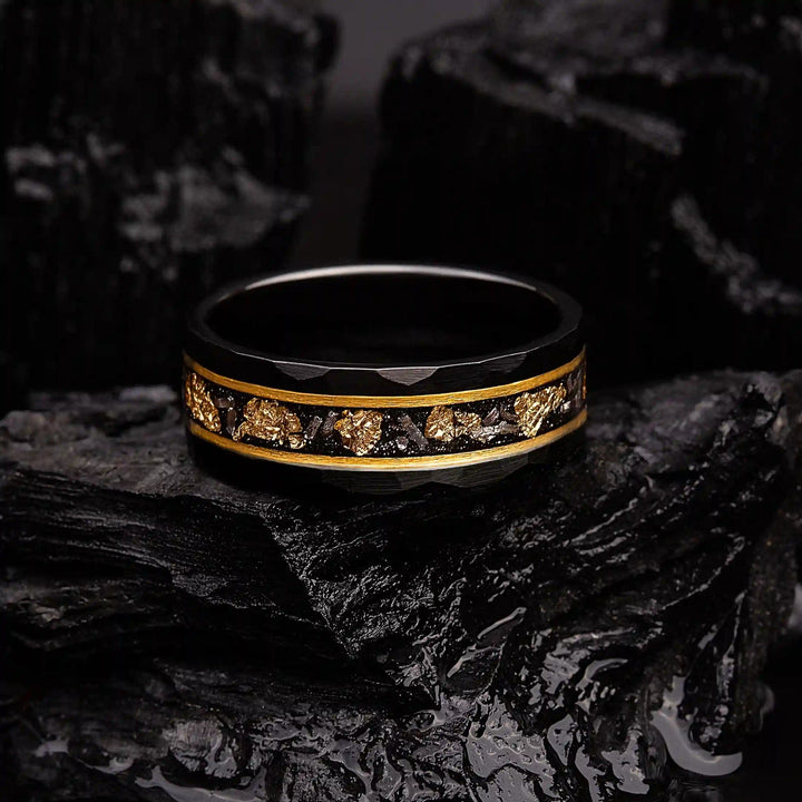 Anillo de tungsteno con meteorito negro y hoja de oro de Olivenorma