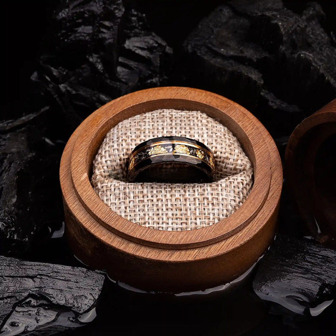 Anillo de tungsteno con meteorito negro y hoja de oro de Olivenorma