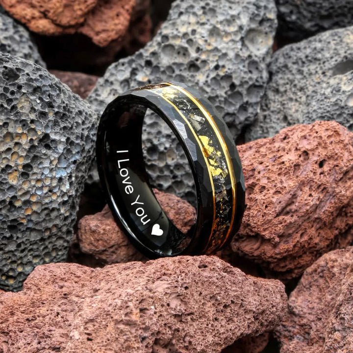Anillo de tungsteno con meteorito negro y hoja de oro de Olivenorma