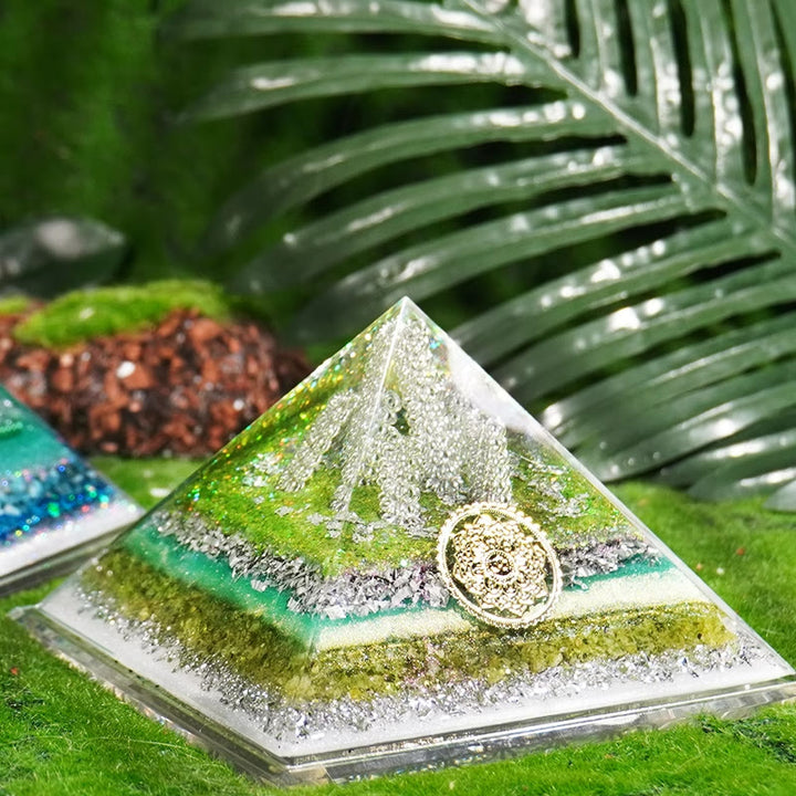 Pirámide de orgón curativo de prehnita y peridoto de Olivenorma
