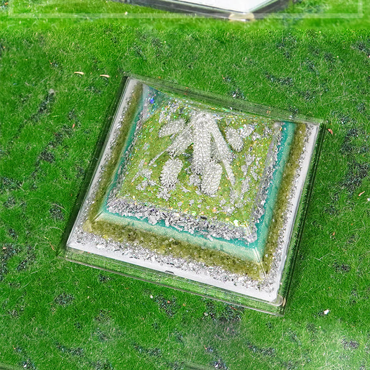 Pirámide de orgón curativo de prehnita y peridoto de Olivenorma