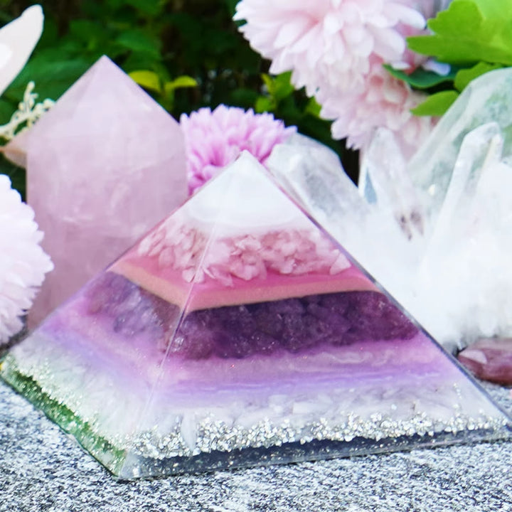 Pirámide de orgón del amor de amatista y cuarzo fresa rosa de Olivenorma 