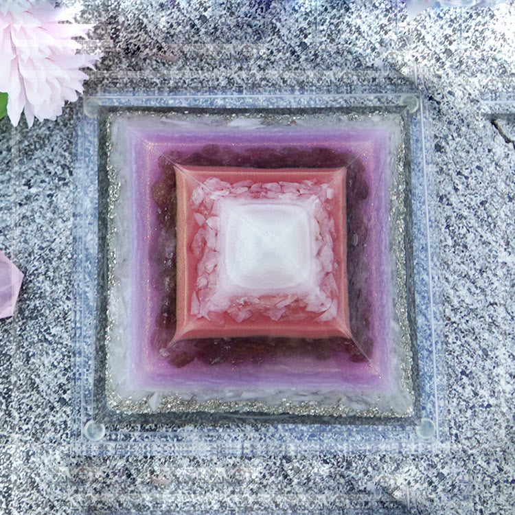 Pirámide de orgón del amor de amatista y cuarzo fresa rosa de Olivenorma 