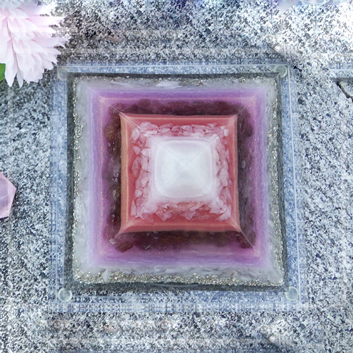 Pirámide de orgón del amor de amatista y cuarzo fresa rosa de Olivenorma 