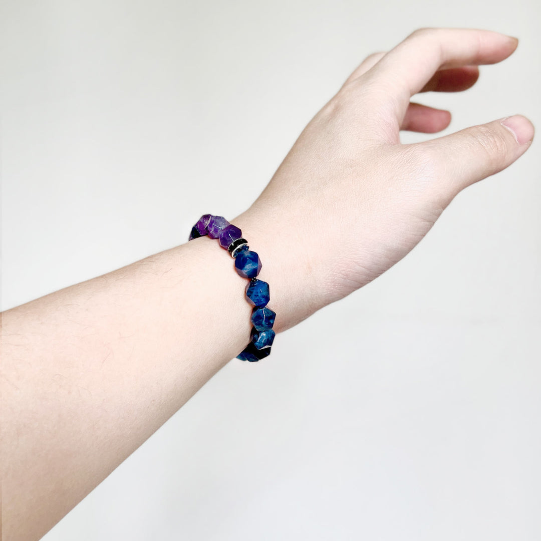 Pulsera de cuentas de amatista y sodalita azul con facetas geométricas para hombre de Olivenorma