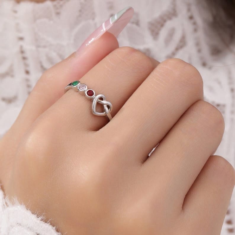 Anillo con piedra natal grabada en forma de corazón de Olivenorma Corbatas Personalizadas