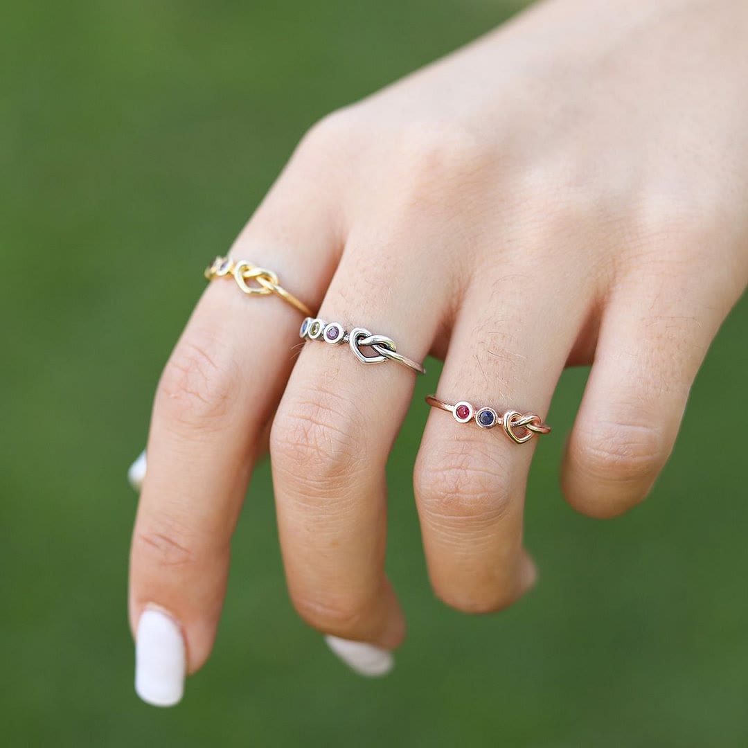 Anillo con piedra natal grabada en forma de corazón de Olivenorma Corbatas Personalizadas