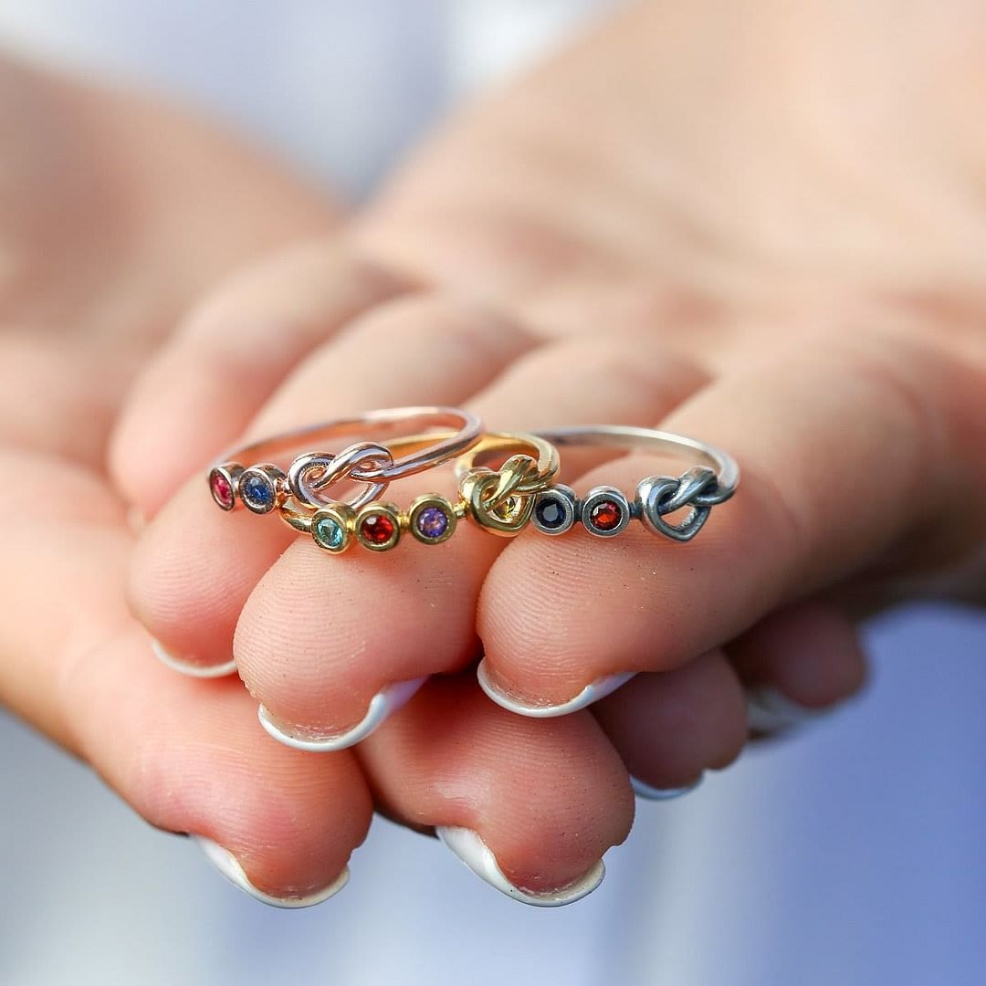 Anillo con piedra natal grabada en forma de corazón de Olivenorma Corbatas Personalizadas