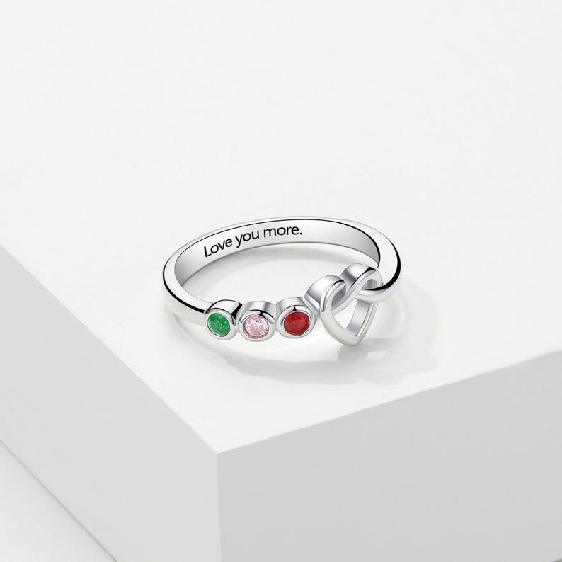 Anillo con piedra natal grabada en forma de corazón de Olivenorma Corbatas Personalizadas