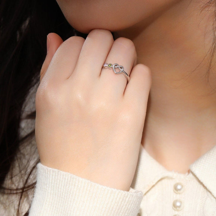 Anillo con piedra natal grabada en forma de corazón de Olivenorma Corbatas Personalizadas