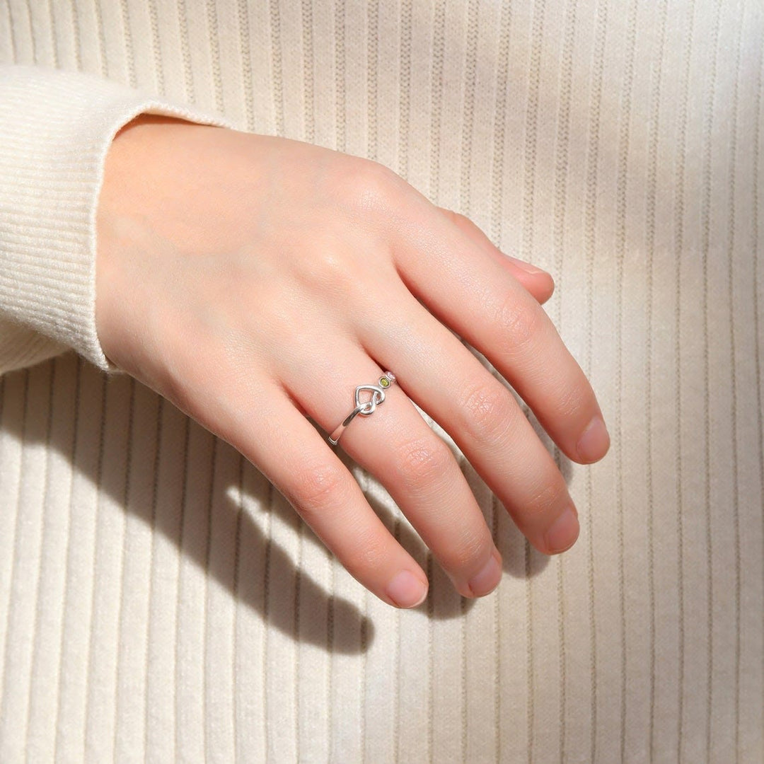 Anillo con piedra natal grabada en forma de corazón de Olivenorma Corbatas Personalizadas