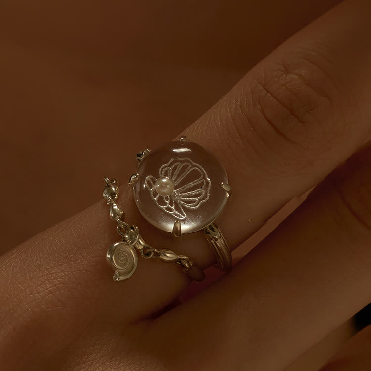 Anillo con diseño de concha de perla de cristal transparente de Olivenorma
