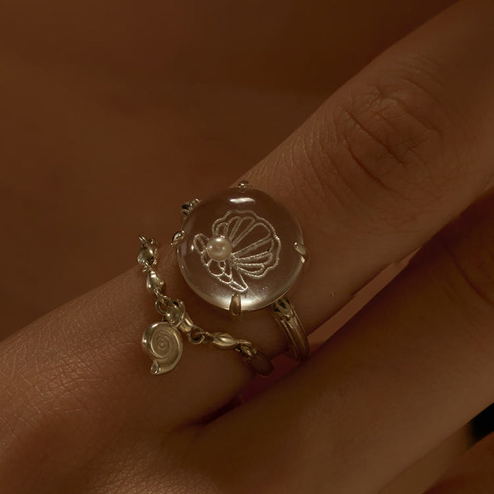 Anillo con diseño de concha de perla de cristal transparente de Olivenorma