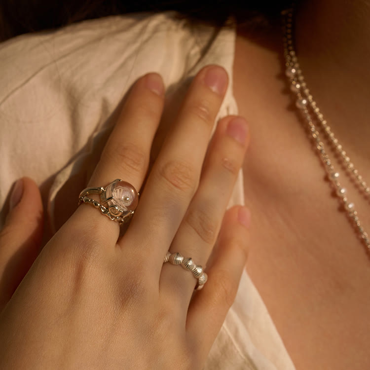 Anillo con diseño de concha de perla de cristal transparente de Olivenorma