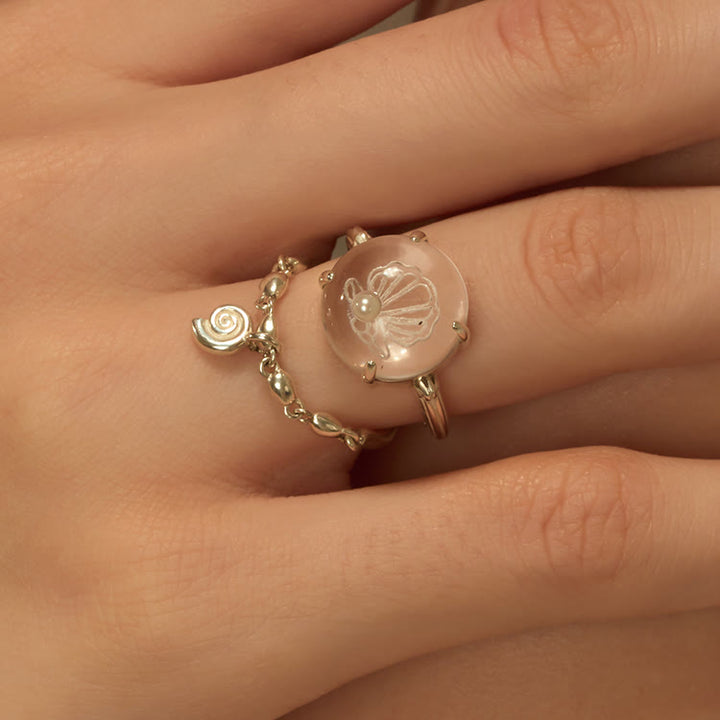 Anillo con diseño de concha de perla de cristal transparente de Olivenorma