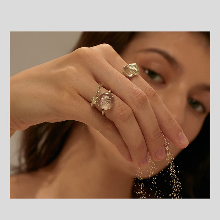 Anillo con diseño de concha de perla de cristal transparente de Olivenorma