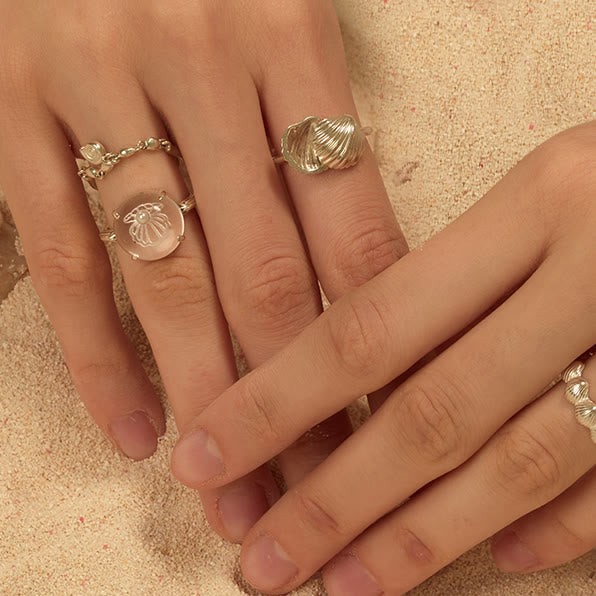 Anillo con diseño de concha de perla de cristal transparente de Olivenorma