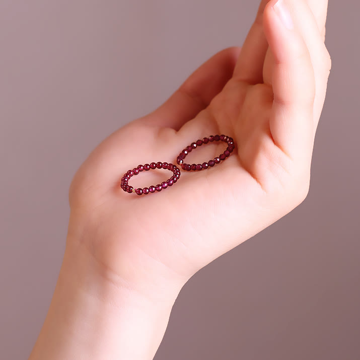 Anillo de cuentas de granate extrafino de 2 mm de Olivenorma