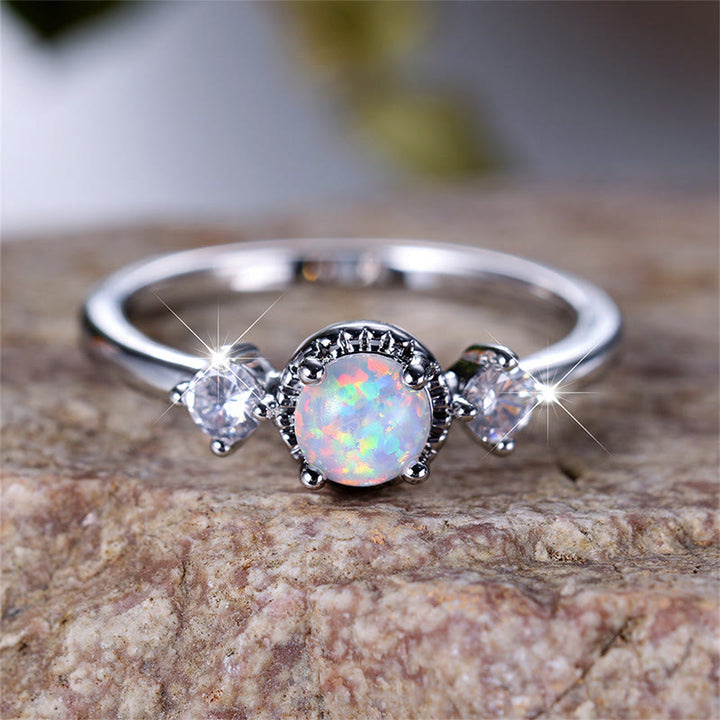Anillo de ópalo redondo de cuatro puntas de Olivenorma