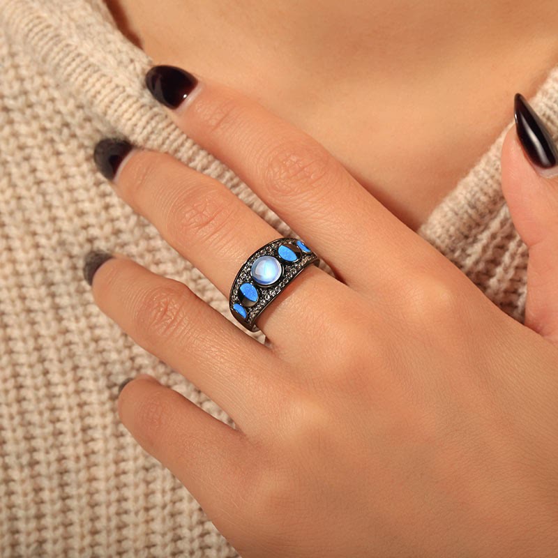 Anillo de plata con borde ancho y ópalo de piedra lunar de Olivenorma