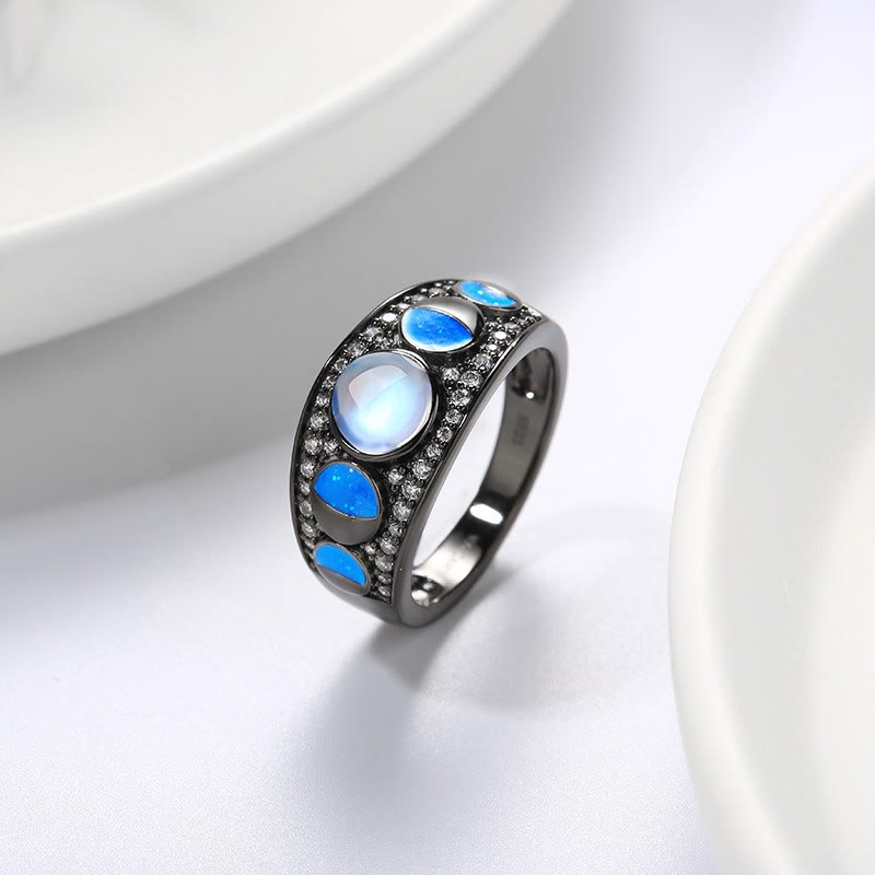 Anillo de plata con borde ancho y ópalo de piedra lunar de Olivenorma