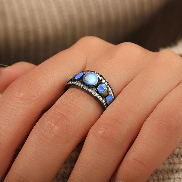 Anillo de plata con borde ancho y ópalo de piedra lunar de Olivenorma