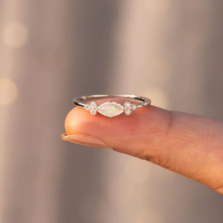 Anillo de ópalo de corte ovalado a juego The Purest Love de Olivenorma