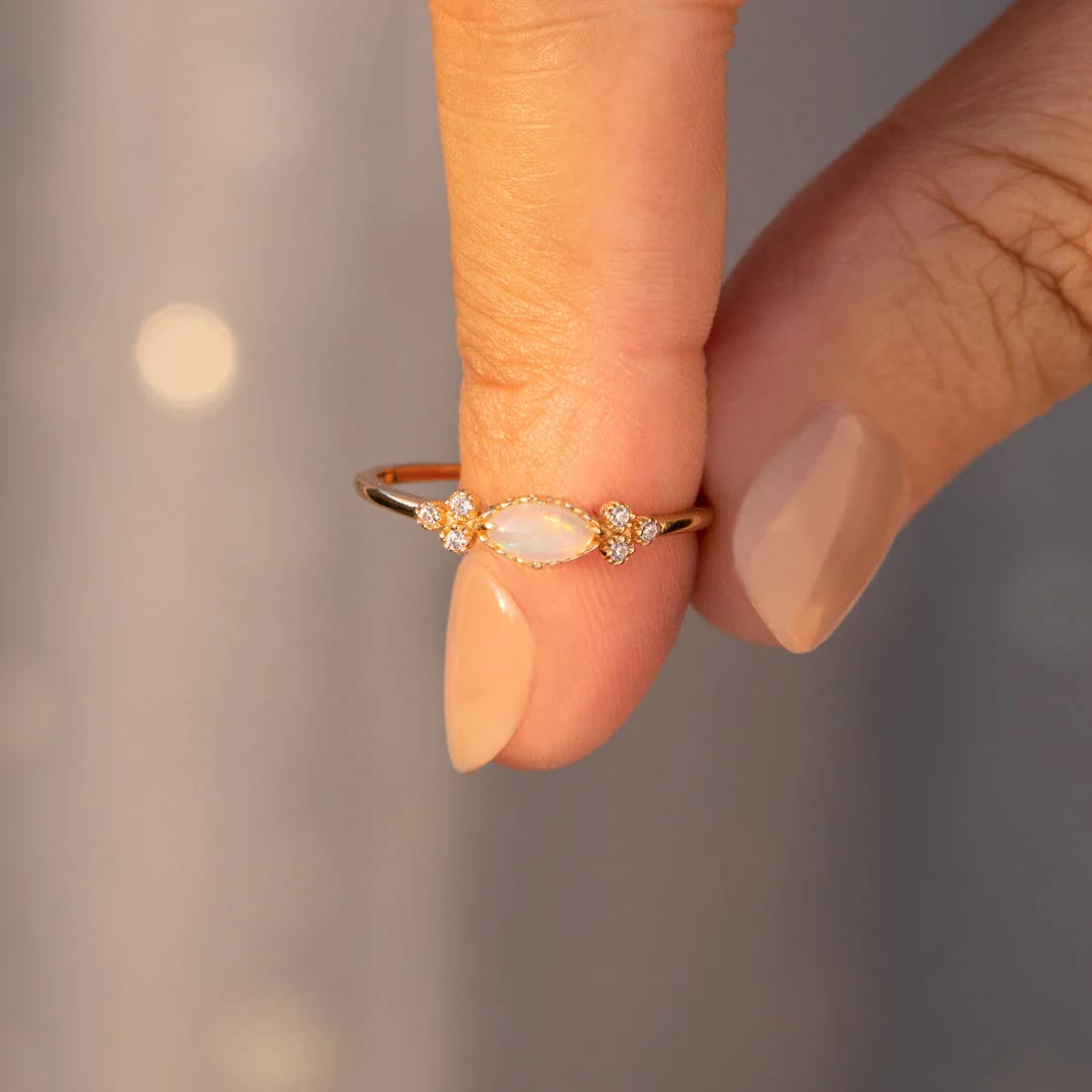Anillo de ópalo de corte ovalado a juego The Purest Love de Olivenorma