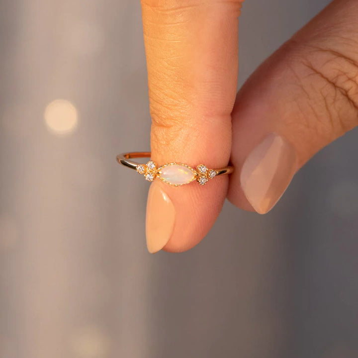 Anillo de ópalo de corte ovalado a juego The Purest Love de Olivenorma