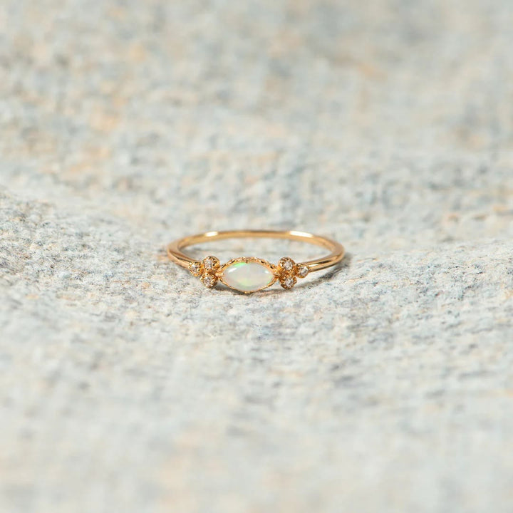 Anillo de ópalo de corte ovalado a juego The Purest Love de Olivenorma
