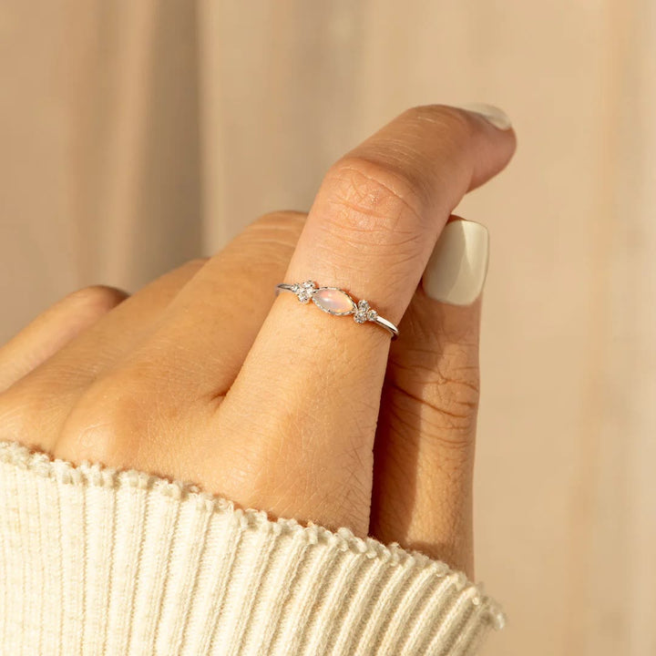 Anillo de ópalo de corte ovalado a juego The Purest Love de Olivenorma