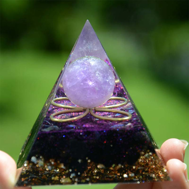Esfera de amatista de Olivenorma con pirámide de orgón de obsidiana