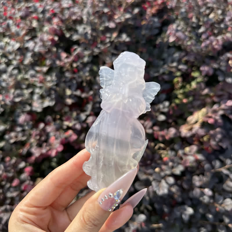 Angelito tallado en yeso blanco de Olivenorma , decoración con piedras preciosas 