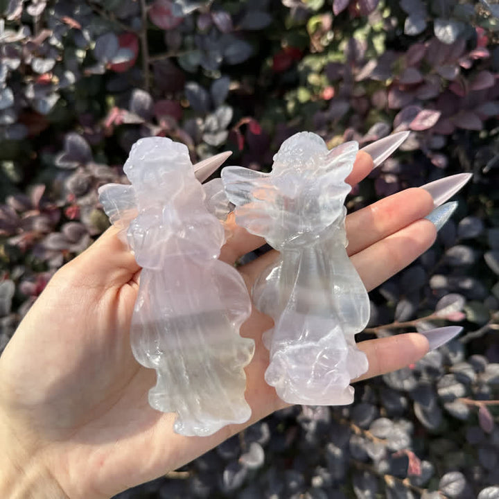 Angelito tallado en yeso blanco de Olivenorma , decoración con piedras preciosas 