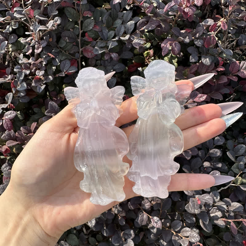 Angelito tallado en yeso blanco de Olivenorma , decoración con piedras preciosas 