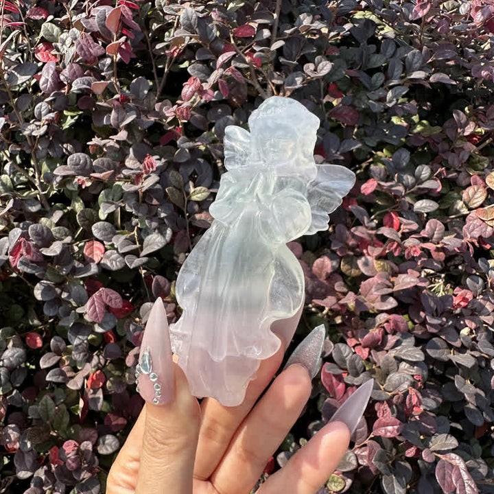 Angelito tallado en yeso blanco de Olivenorma , decoración con piedras preciosas 