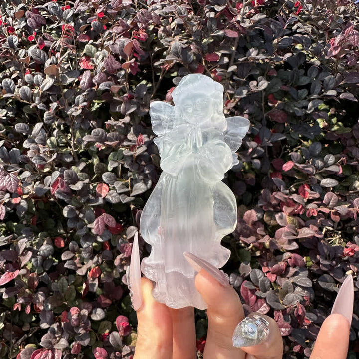 Angelito tallado en yeso blanco de Olivenorma , decoración con piedras preciosas 