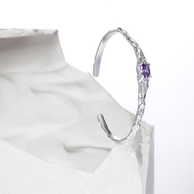 Pulsera abierta irregular bañada en plata con amatista natural de Olivenorma 