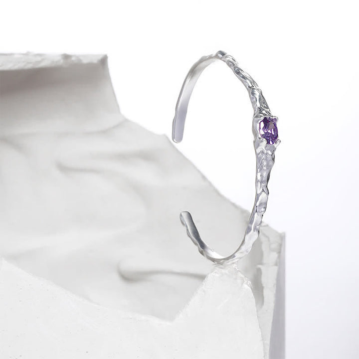 Pulsera abierta irregular bañada en plata con amatista natural de Olivenorma 