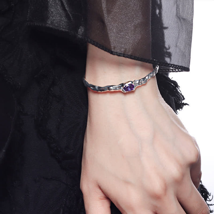 Pulsera abierta irregular bañada en plata con amatista natural de Olivenorma 