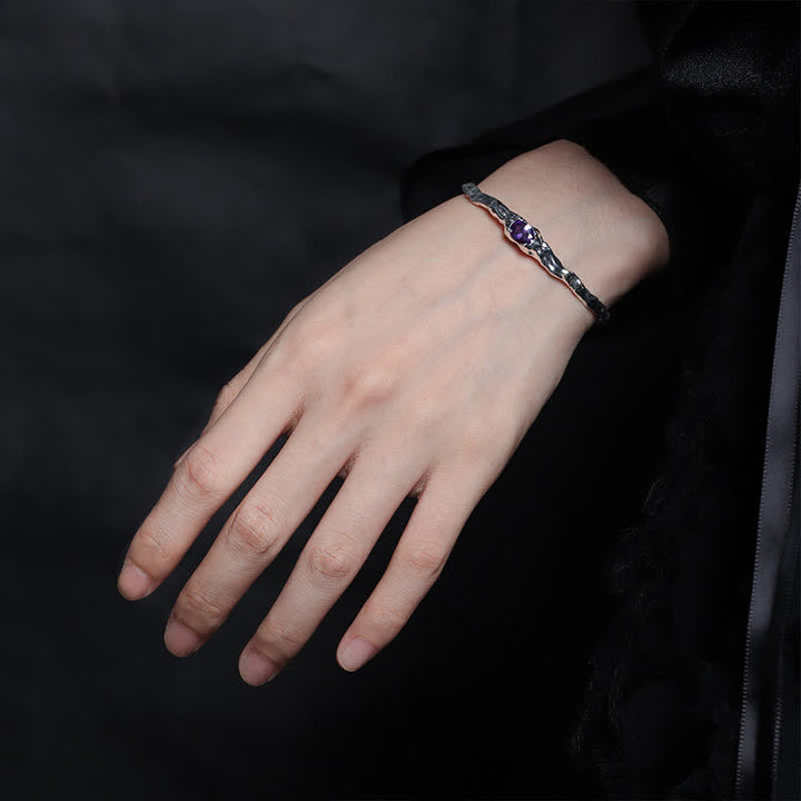 Pulsera abierta irregular bañada en plata con amatista natural de Olivenorma 