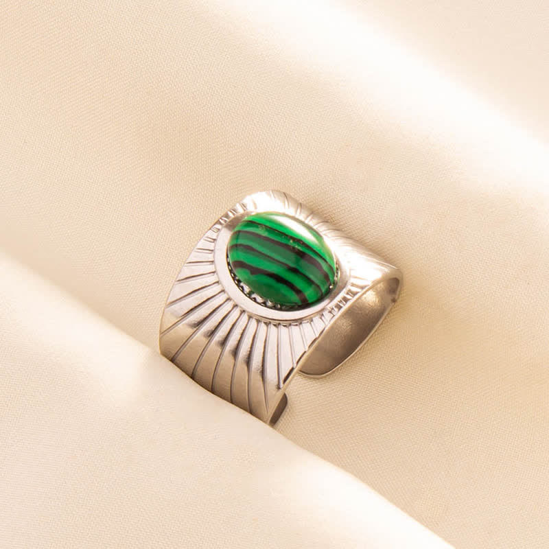 Anillo ancho ajustable con piedra natural ovalada con incrustaciones de Olivenorma 