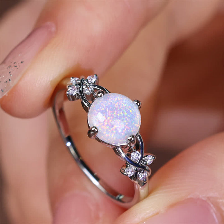 Anillo de trébol de cuatro hojas con circonita blanca y ópalo de Olivenorma